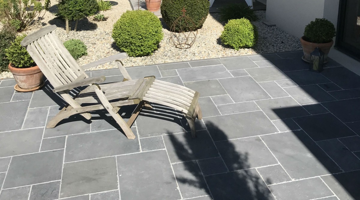 Aménagement de terrasse en pierre naturelle