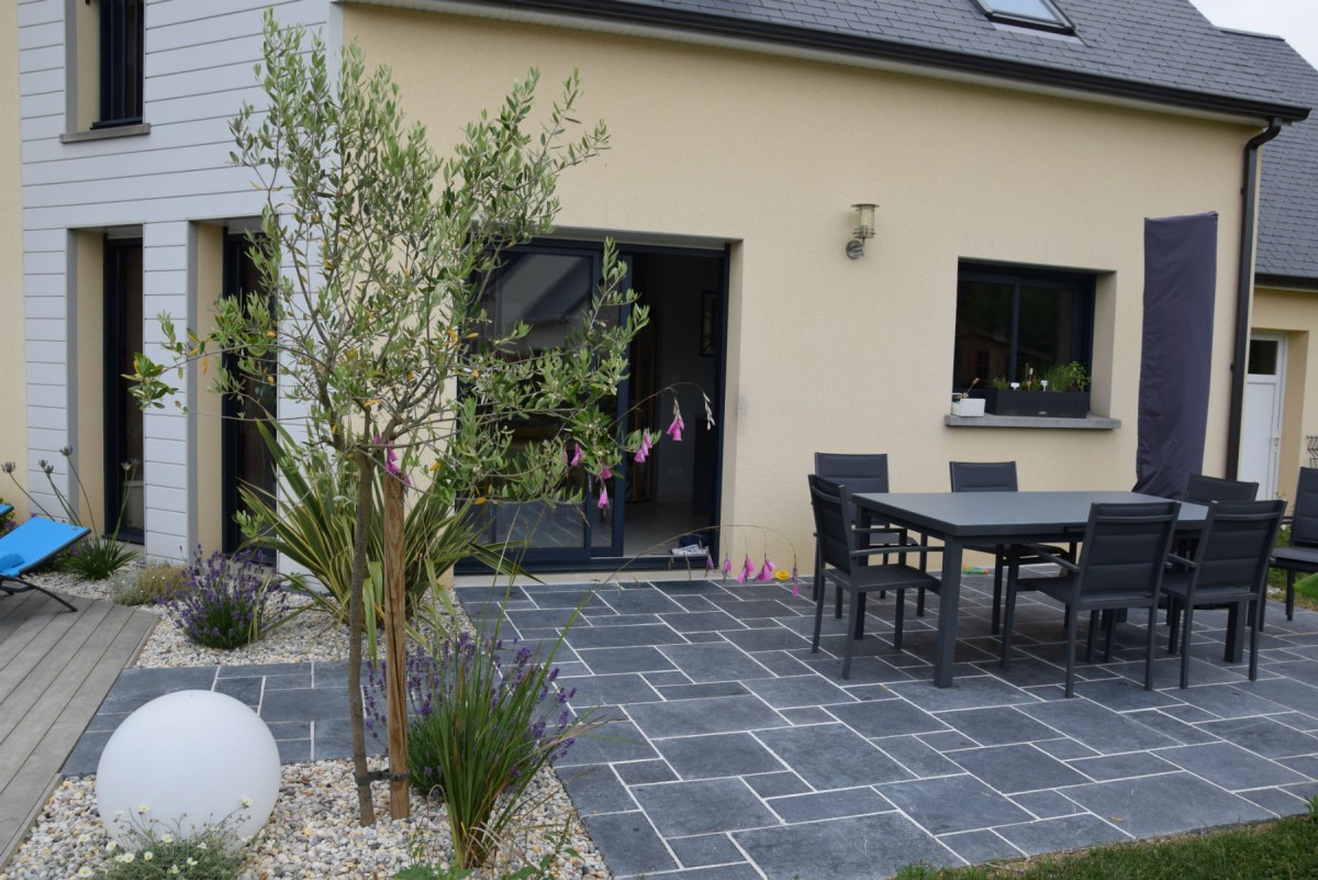 Aménagement de terrasse en pierre naturelle