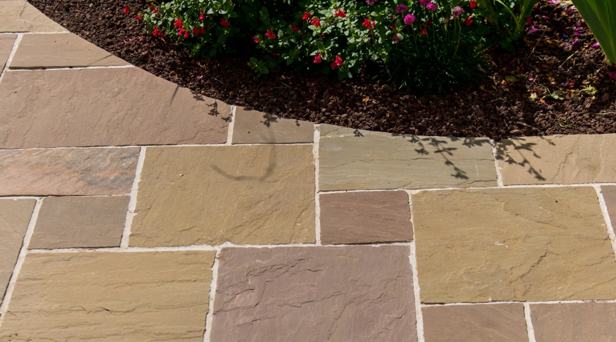 Aménagement de terrasse en pierre naturelle