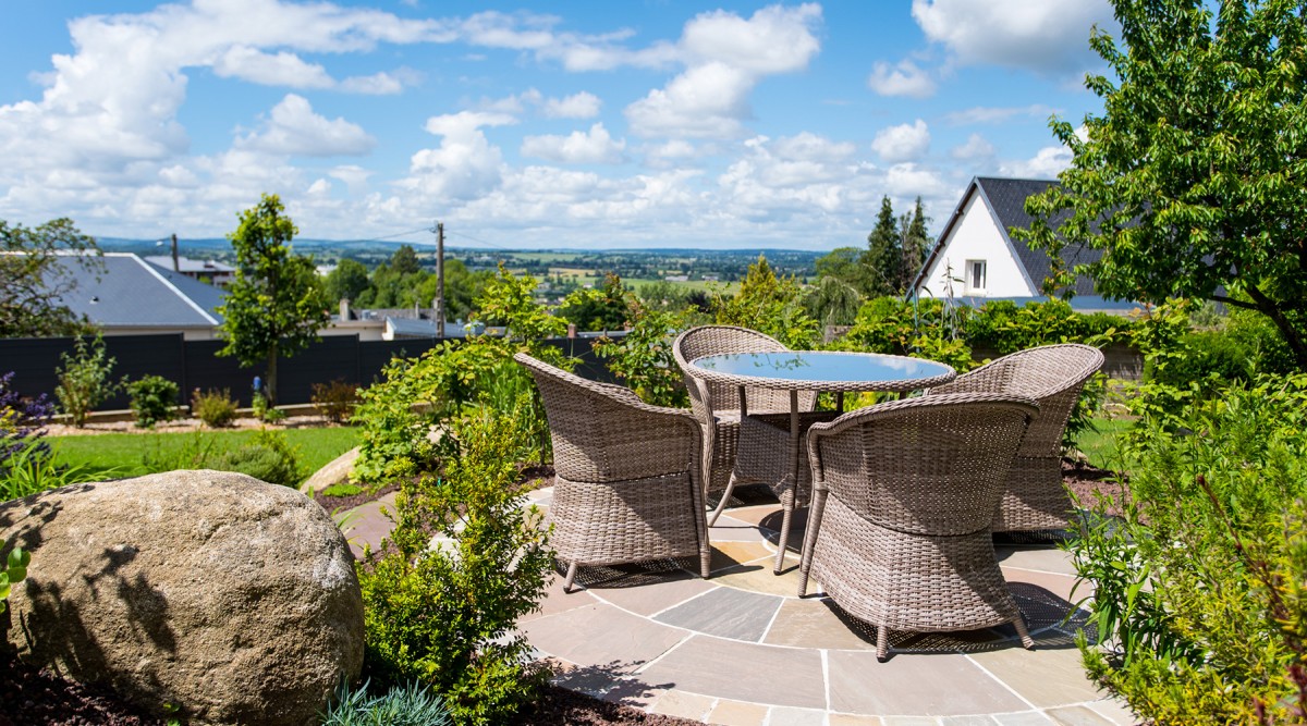Aménagement de terrasse en pierre naturelle
