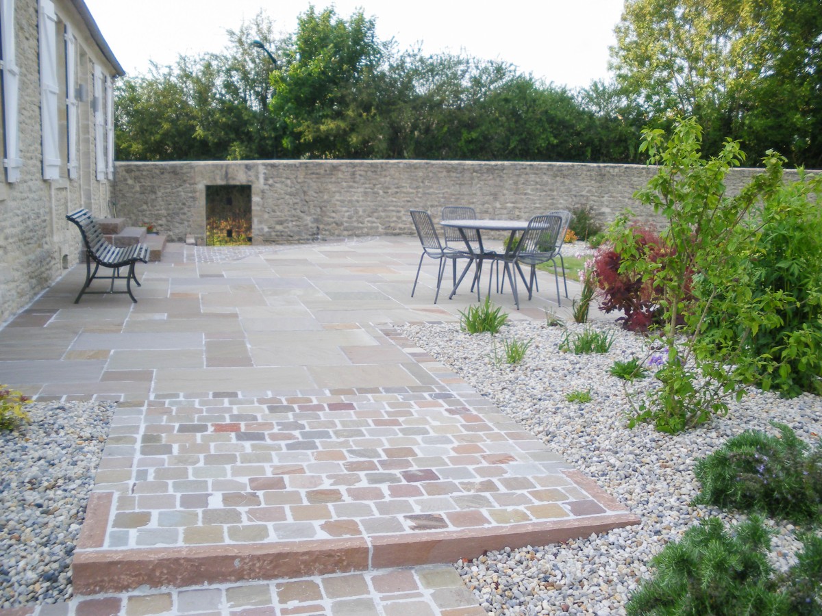 Aménagement de terrasse en pierre naturelle