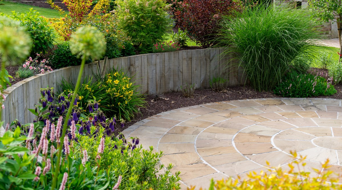 Aménagement de terrasse en pierre naturelle