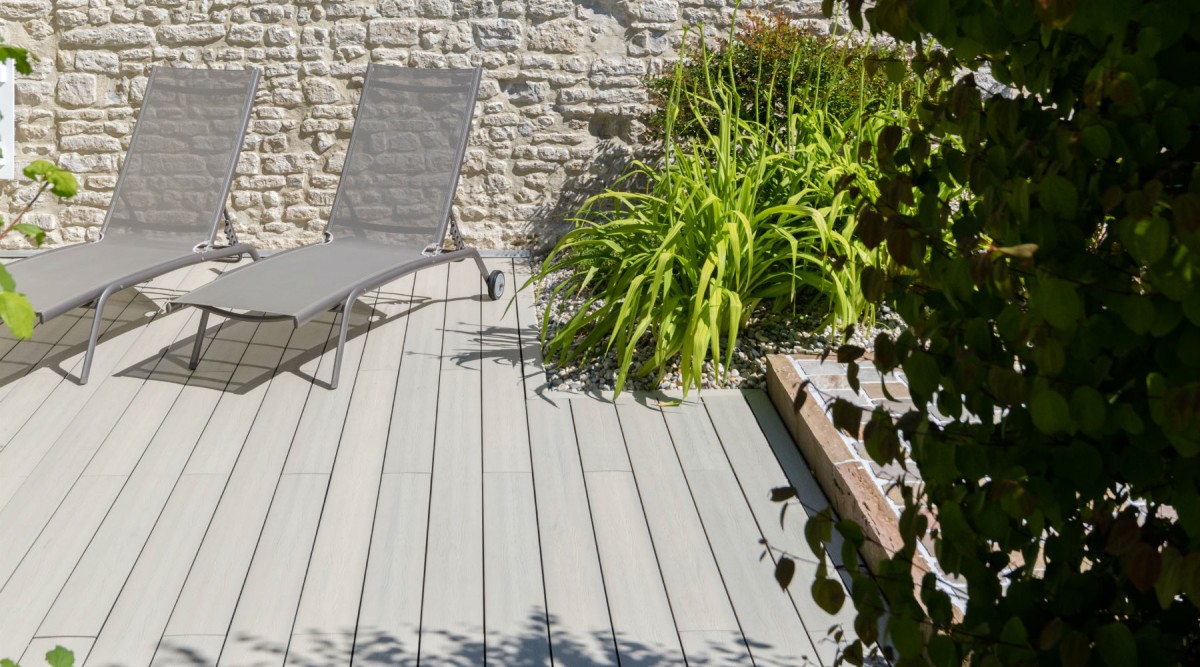 Aménagement de terrasse composite en résine minérale