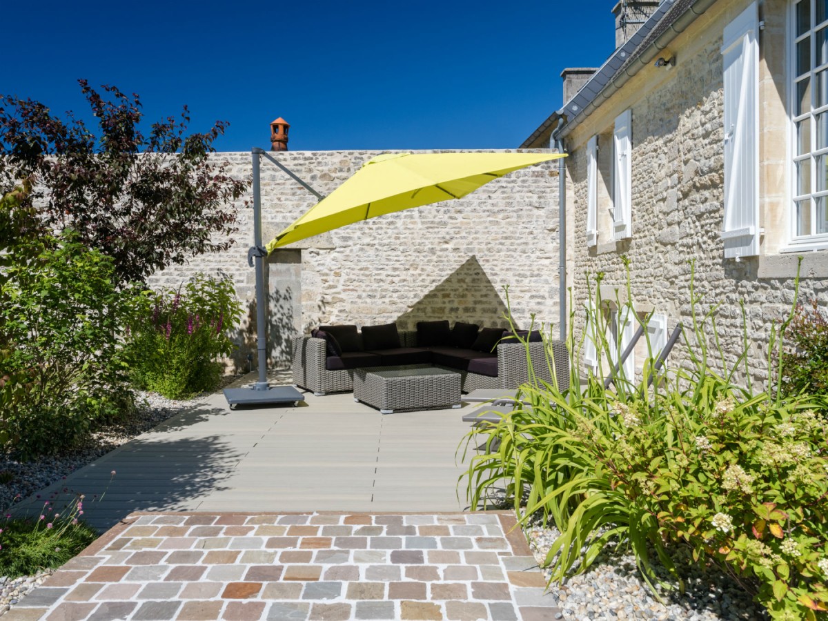 Aménagement de terrasse composite en résine minérale