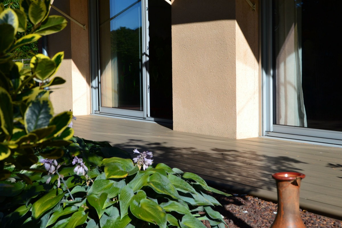 Aménagement de terrasse composite en résine minérale