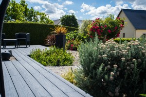 Une terrasse moderne à Vire, Calvados, réalisation Paysages Conseil