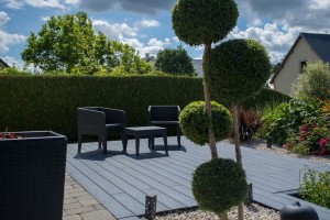 Une terrasse moderne à Vire, Calvados, réalisation Paysages Conseil