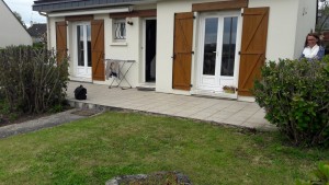 Une terrasse moderne à Vire, Calvados, réalisation Paysages Conseil