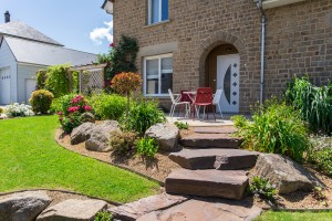 Aménagement de jardin naturel au coeur du centre ville de Vire, Calvados, réalisation Paysages Conseil