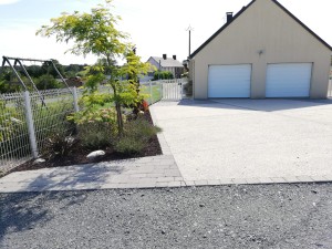 Entrée de maison en béton désactivé, Manche, réalisation Paysages Conseil