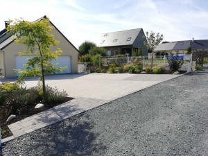 Entrée de maison en béton désactivé, Manche, réalisation Paysages Conseil