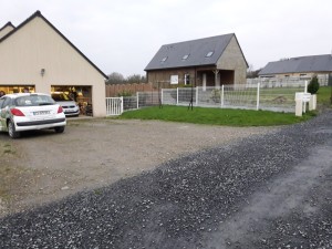 Entrée de maison en béton désactivé, Manche, réalisation Paysages Conseil