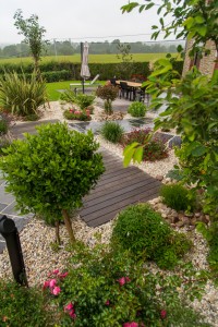 Le mariage du bois et de la pierre naturelle, à Ifs, Calvados, réalisation Paysages Conseil