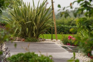 Le mariage du bois et de la pierre naturelle, à Ifs, Calvados, réalisation Paysages Conseil