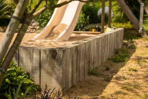 Une terrasse en bois ouverte sur le jardin, Calvados, réalisation Paysages Conseil