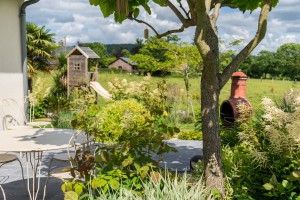 Une terrasse en bois ouverte sur le jardin, Calvados, réalisation Paysages Conseil
