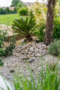 Une terrasse en bois ouverte sur le jardin, Calvados, réalisation Paysages Conseil
