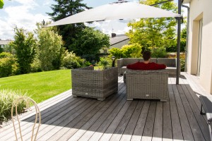 Une terrasse en bois ouverte sur le jardin, Calvados, réalisation Paysages Conseil