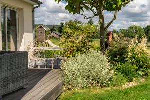 Une terrasse en bois ouverte sur le jardin, Calvados, réalisation Paysages Conseil