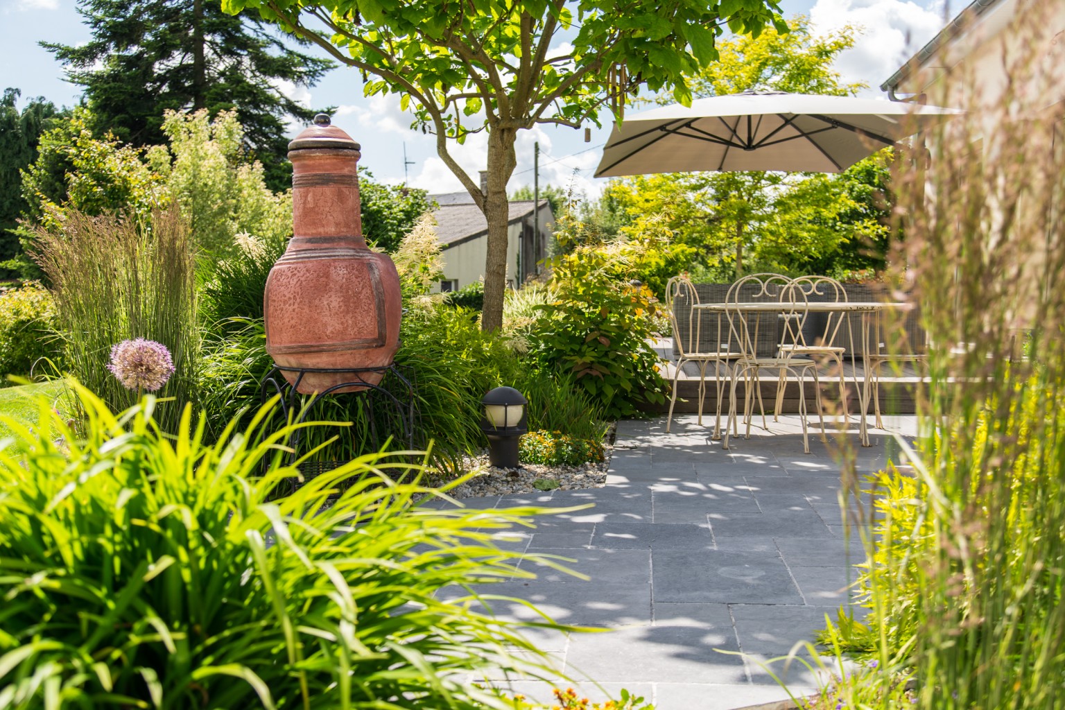 Une terrasse en bois ouverte sur le jardin, Calvados