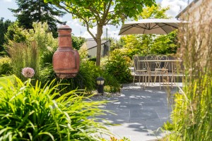Une terrasse en bois ouverte sur le jardin, Calvados, réalisation Paysages Conseil