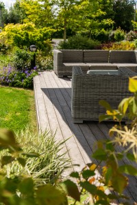 Une terrasse en bois ouverte sur le jardin, Calvados, réalisation Paysages Conseil