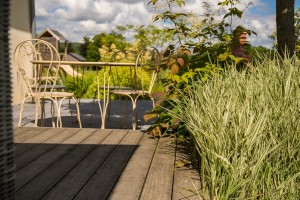 Une terrasse en bois ouverte sur le jardin, Calvados, réalisation Paysages Conseil
