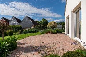 Une terrasse en pavé reconstitués, Calvados, réalisation Paysages Conseil
