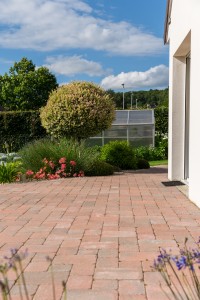 Une terrasse en pavé reconstitués, Calvados, réalisation Paysages Conseil