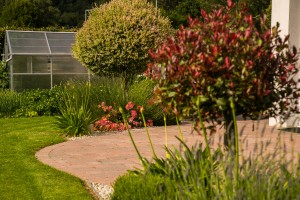 Une terrasse en pavé reconstitués, Calvados, réalisation Paysages Conseil