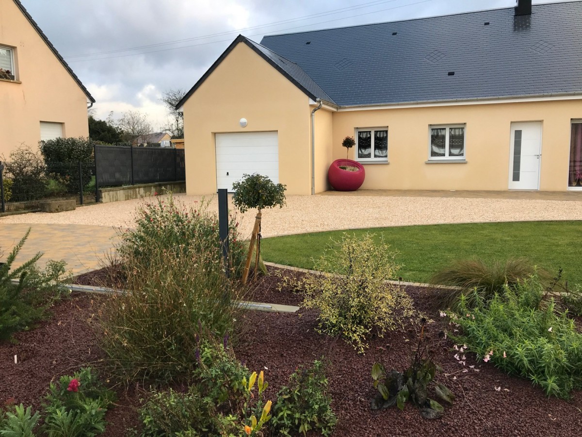 Une entrée de maison en émulsion gravillonnée, Manche