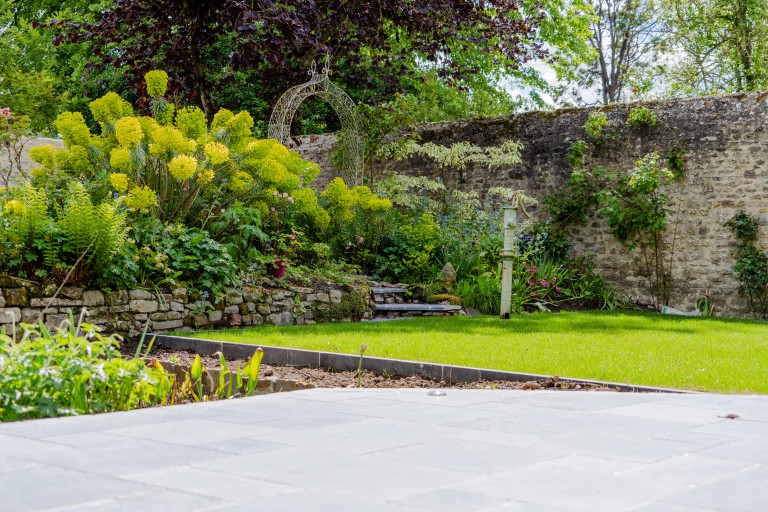 Comment nettoyer son jardin en été ?