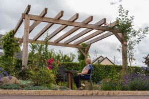 Une pergola en bois au coeur d&rsquo;un jardin, Saint-Pair-sur-Mer, Manche, réalisation Paysages Conseil