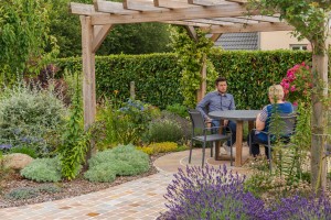 Une pergola en bois au coeur d&rsquo;un jardin, Saint-Pair-sur-Mer, Manche, réalisation Paysages Conseil
