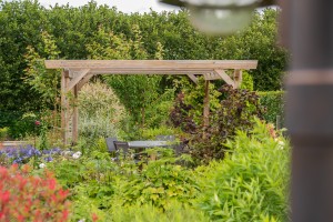 Une pergola en bois au coeur d&rsquo;un jardin, Saint-Pair-sur-Mer, Manche, réalisation Paysages Conseil