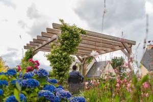 Une pergola en bois au coeur d&rsquo;un jardin, Saint-Pair-sur-Mer, Manche, réalisation Paysages Conseil