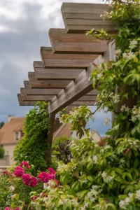 Une pergola en bois au coeur d’un jardin, Saint-Pair-sur-Mer, Manche, réalisation Paysages Conseil