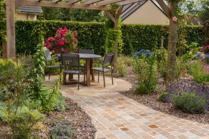 Une pergola en bois au coeur d&rsquo;un jardin, Saint-Pair-sur-Mer, Manche, réalisation Paysages Conseil
