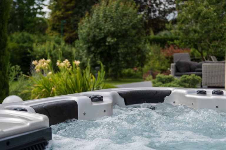 Intégration d&rsquo;un spa dans un jardin, Manche