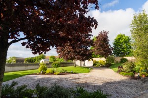Création d&rsquo;une clôture en béton dans un jardin, Bayeux, réalisation Paysages Conseil