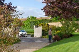 Création d’une clôture en béton dans un jardin, Bayeux, réalisation Paysages Conseil