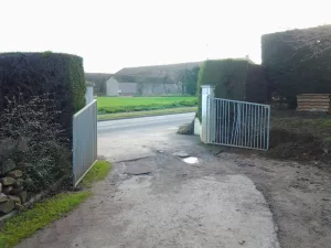 Création d’une clôture en béton dans un jardin, Calvados, réalisation Paysages Conseil