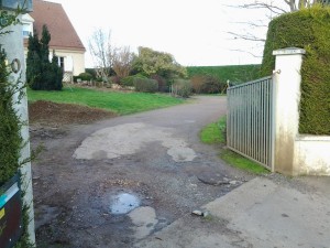 Création d&rsquo;une clôture en béton dans un jardin, Bayeux, réalisation Paysages Conseil