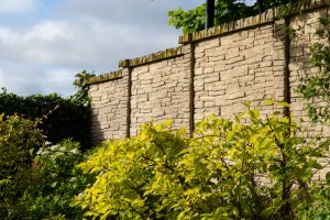 Création d&rsquo;une clôture en béton dans un jardin, Bayeux, réalisation Paysages Conseil