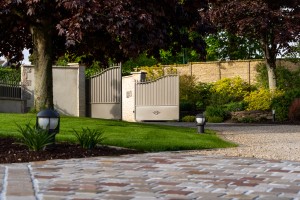 Création d&rsquo;une clôture en béton dans un jardin, Bayeux, réalisation Paysages Conseil