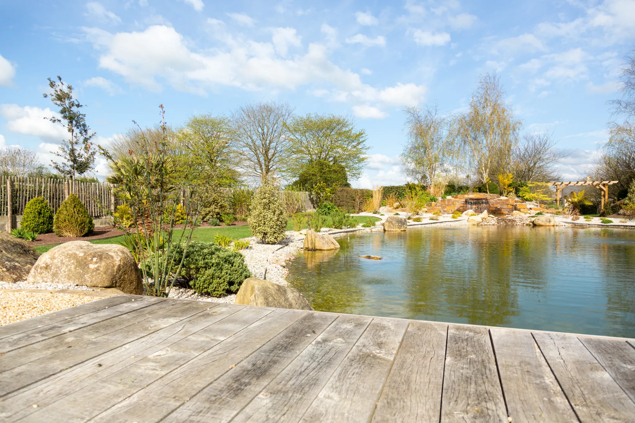 Très décoratifs, les bassins de jardins existent sous de multiples formes, du plus classique aux bassins modernes réalisés dans des matériaux innovants