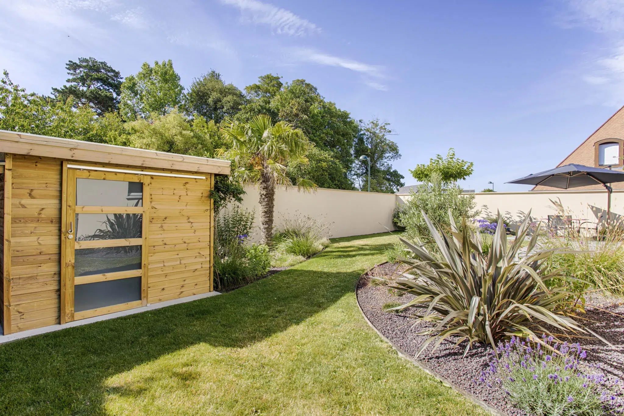L'installation d'un abri permet de désencombrer vos autres espaces de rangement tels quel la cave ou le grenier et surtout de faciliter l'accès aux outils ou à votre matériel de jardinage entre autre.