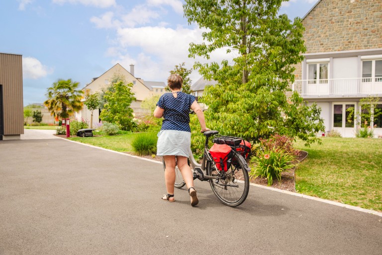 L&rsquo;Oasis Rouge : Un aménagement de jardin élégant et pratique, Saint-Lô – Manche