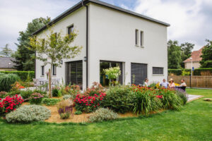 Jardin d&rsquo;une maison contemporaine dans l&rsquo;Orne, réalisation Paysages Conseil