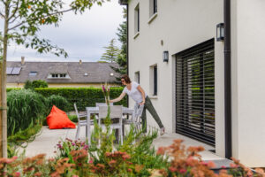 Jardin d&rsquo;une maison contemporaine dans l&rsquo;Orne, réalisation Paysages Conseil